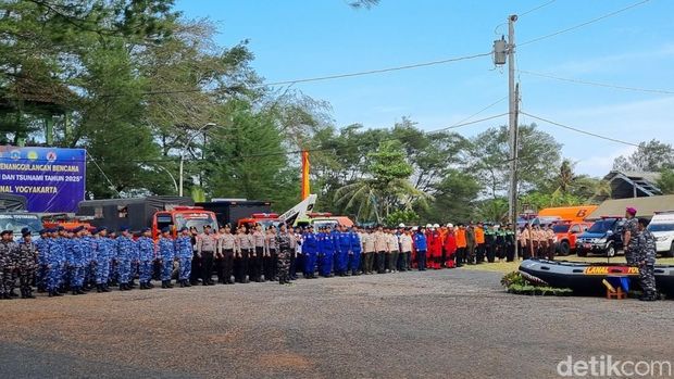 Suasana pelatihan penanggulangan bencana gempa bumi dan tsunami di Pantai Samas, Sanden, Bantul, Rabu (11/6/2025).