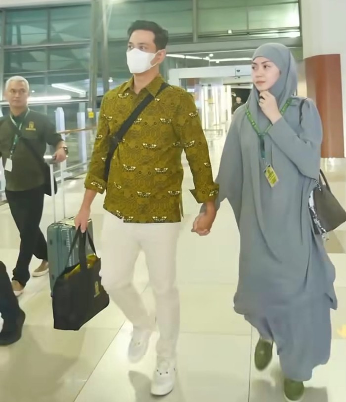 Surya Insomnia dan istri menunaikan ibadah haji. Surya Insomnia dan istri menunaikan ibadah haji.