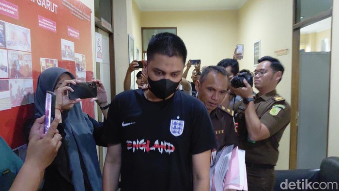 Tampang Dokter Iril saat dibawa ke Kejaksaan