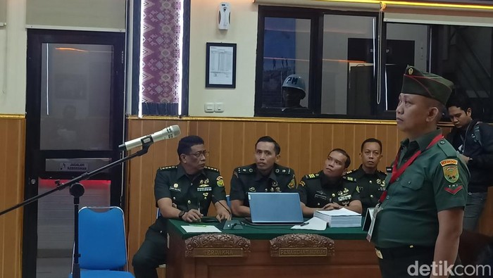 Terdakwa Kopda Bazarsah saat menjalani sidang dakwaan atas kasus tembak mati 3 polisi