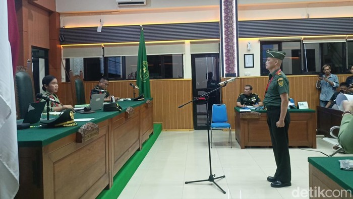 Terdakwa Peltu Yun Hery Lubis menjalani sidang perdana