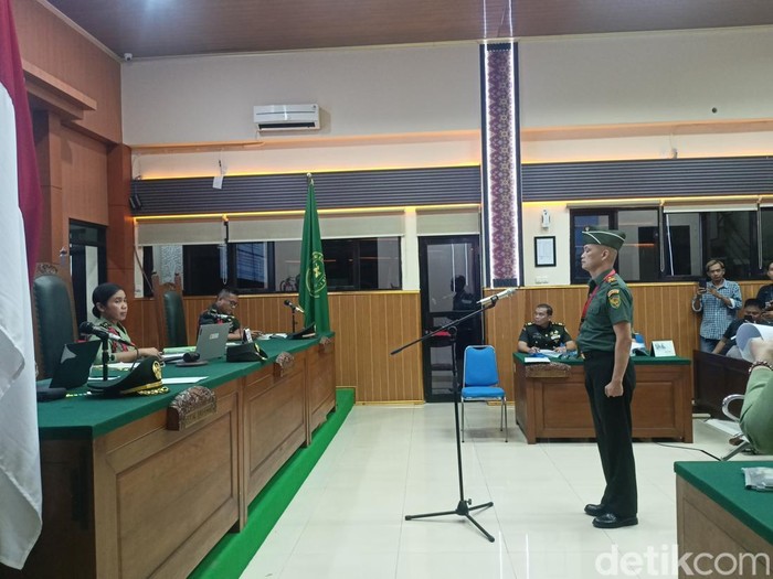 Terdakwa Peltu Yun Hery Lubis menjalani sidang perdana
