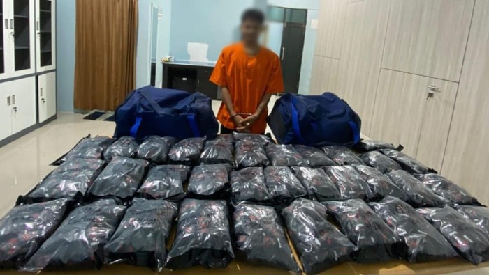 Tersangka I bersama 3.393 liquid vape mengandung obat keras. (Foto: Dok. Polres Batu Bara)