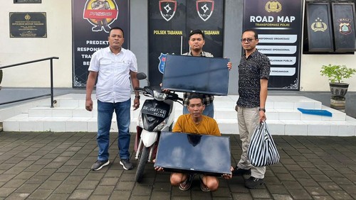 Tersangka IWK (baju oranye) yang mencuri dua TV di Penginapan Anggun, Banjar Dauh Pala, Desa Dauh Peken diamankan Polsek Tabanan.