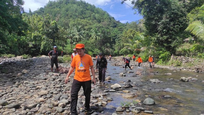 Tim SAR saat melakukan pencarian petani lansia diduga hilang di Pangkep.