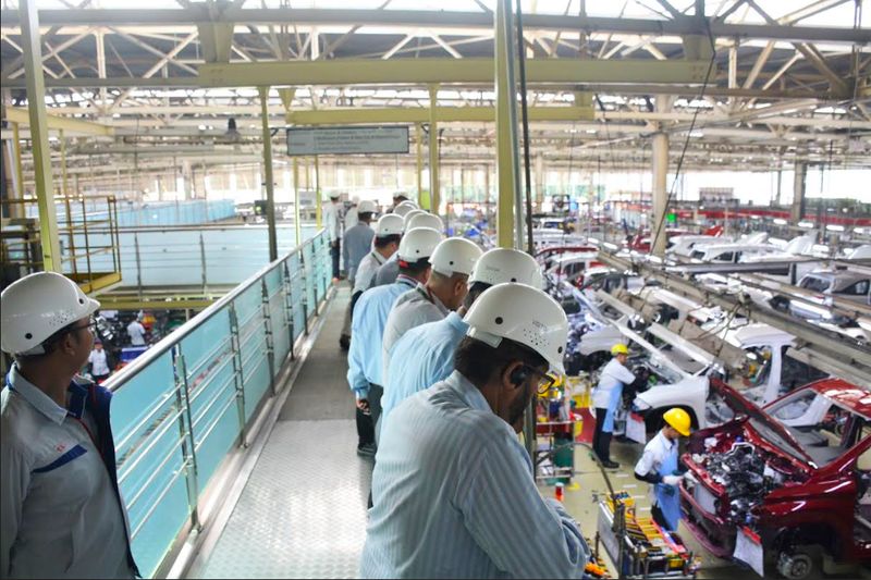 Para peserta TMMIN Customer Month 2025 yang merupakan perwakilan para perusahaan distributor Toyota dari mancanegara sedang meninjau salah satu kegiatan produksi di TMMIN Plant 1 Karawang, di sela kegiatan TMMIN Customer Month 2025 yang berlangsung, di Karawang, Jawa Barat, Senin (19/05).