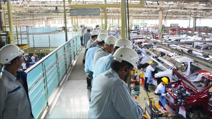 Para peserta TMMIN Customer Month 2025 yang merupakan perwakilan para perusahaan distributor Toyota dari mancanegara sedang meninjau salah satu kegiatan produksi di TMMIN Plant 1 Karawang, di sela kegiatan TMMIN Customer Month 2025 yang berlangsung, di Karawang, Jawa Barat, Senin (19/05).