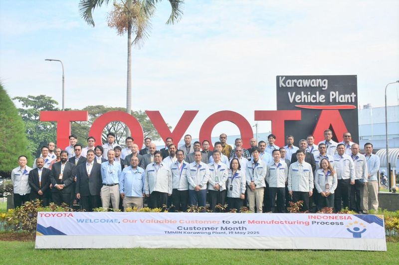 Wakil Presiden Direktur PT Toyota Motor Manufacturing Indonesia (TMMIN) Bob Azam didampingi jajaran jajaran direksi lainnya, serta karyawan TMMIN berfoto bersama  dengan para perwakilan perusahaan distributor Toyota dari mancanegara, saat pelaksanaan  TMMIN Customer Month 2025 yang berlangsung di TMMIN Plant 1 Karawang, Jawa Barat, Senin (19/05). Acara ini merupakan kegiatan rutin yang digelar setiap satu tahun sekali sejak  dengan tujuan untuk meningkatkan kepercayaan para distributor baik dalam maupun luar negeri terhadap kualitas produk dan layanan yang diberikan. Sebagai bagian dari Toyota Global, TMMIN senantiasa memprioritaskan pencapaian kualitas, keandalan, dan layanan terbaik dalam setiap produk yang dihasilkan