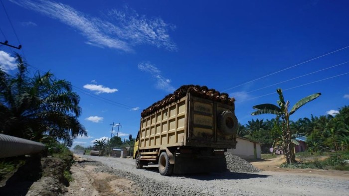 Truk melintas di Jalan Manggala (Dok Diskominfotik Riau)