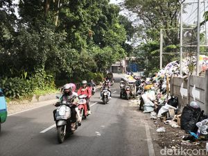 Tumpukan Sampah di TPS Gunung Batu Bandung Mulai Meluber ke Jalan