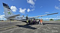Jangan lupa minta foto bersama pilot dan pesawatnya.