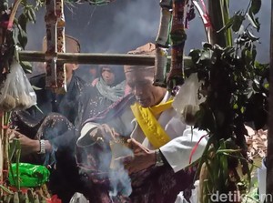 Suku Tengger Gelar Yadnya Kasada Sekaligus Kukuhkan 2 Dukun