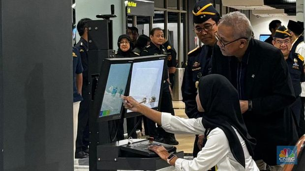 Wakil Menteri Keuangan Anggito Abimanyu meninjau persiapan kepulangan jemaah Haji 2025 di Bandara Soekarno-Hatta, Rabu malam (11/6/2025). (CNBC Indonesia/Zahwa Madjid)