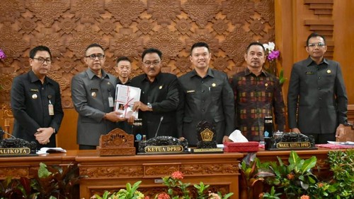 Wali Kota Denpasar I Gusti Ngurah Jaya Negara bersama Wakil Wali Kota I Kadek Agus Arya Wibawa saat mengikuti sidang paripurna DPRD Denpasar, Rabu (11/6/2025).