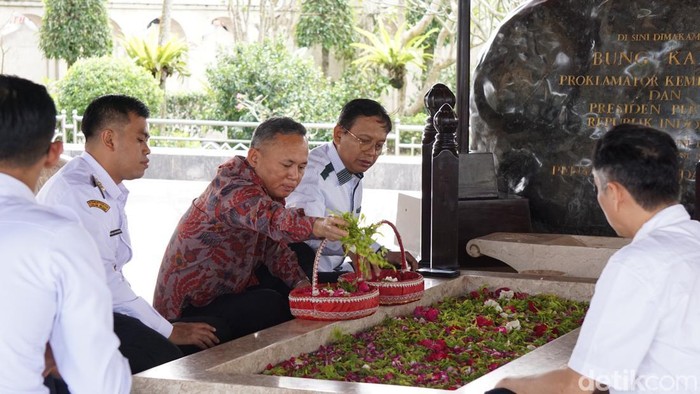 Wamen ziarah di Blitar