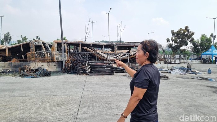 Warga bernama Mulyati mengungkap kesaksiannya saat bus bekas TransJ terbakar di Terminal Rawa Buaya