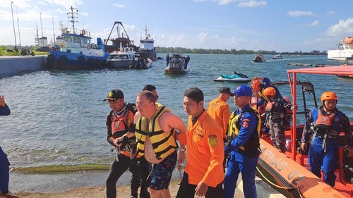 WNA asal Amerika Serikat bernama Petter Picetti Falcone ditemukan selamat usai terombang-ambing di laut semalaman pada Selasa (10/5/2025). (dok. Humas Kantor Pencarian dan Pertolongan Denpasar)