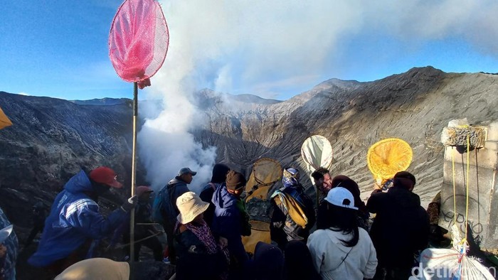 Yadnya Kasada Larung Sesaji Hasil Bumi Ke Kawah Gunung Bromo
