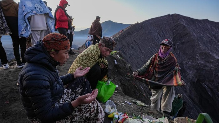 Foto udara suasana upacara Yadnya Kasada di Gunung Bromo, Kabupaten Probolinggo, Jawa Timur, Rabu (11/6/2025). Perayaan Yadnya Kasada merupakan upacara adat Suku Tengger sebagai bentuk ucapan syukur kepada Sang Hyang Widhi dan penghormatan leluhur. ANTARA FOTO/Irfan Sumanjaya/nym.