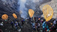 Perayaan Yadnya Kasada merupakan upacara adat Suku Tengger sebagai bentuk ucapan syukur kepada Sang Hyang Widhi dan penghormatan leluhur. Foto: ANTARA FOTO/Irfan Sumanjaya