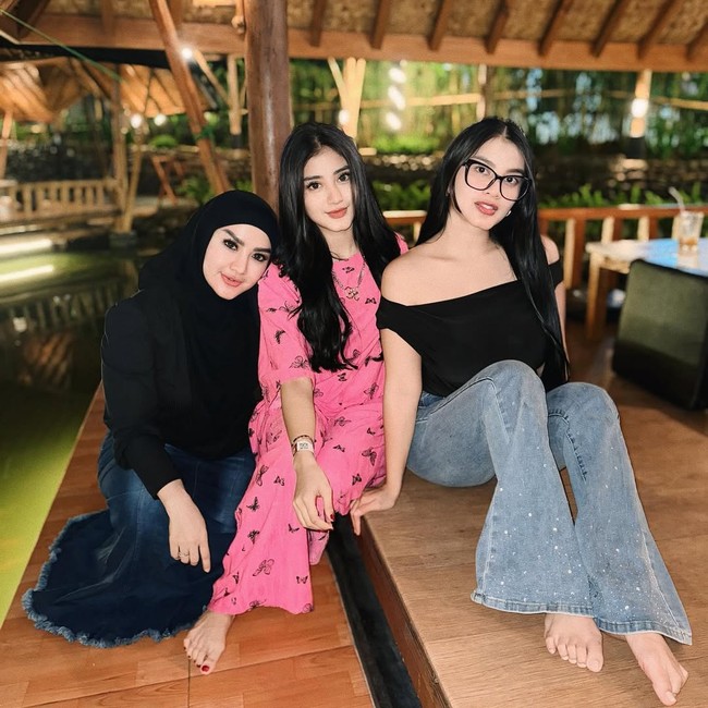 Ghea, Gina dan Gita tergabung dalam Youbi Sister. Grup musik dangdut ini dibentuk sejak 2010 oleh Gina dan Gita. ‘Jack Bahlul’ merupakan single perdana mereka yang rilis pada 2011, sebelum Ghea bergabung. Foto: Instagram/@gheayoubi