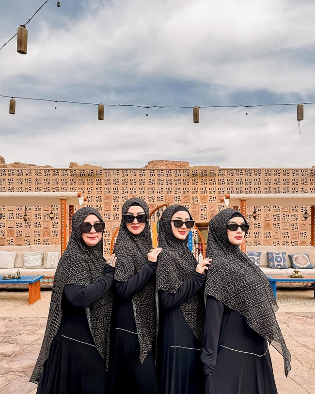 Selain musik, Youbi Sister juga aktif di media sosial, seperti Instagram, dan sering membagikan aktivitas mereka di sana. Ketiganya juga sering melakukan aktivitas bersama, termasuk umroh bersama. Foto: Instagram/@gheayoubi