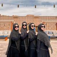 Selain musik, Youbi Sister juga aktif di media sosial, seperti Instagram, dan sering membagikan aktivitas mereka di sana. Ketiganya juga sering melakukan aktivitas bersama, termasuk umroh bersama. Foto: Instagram/@gheayoubi