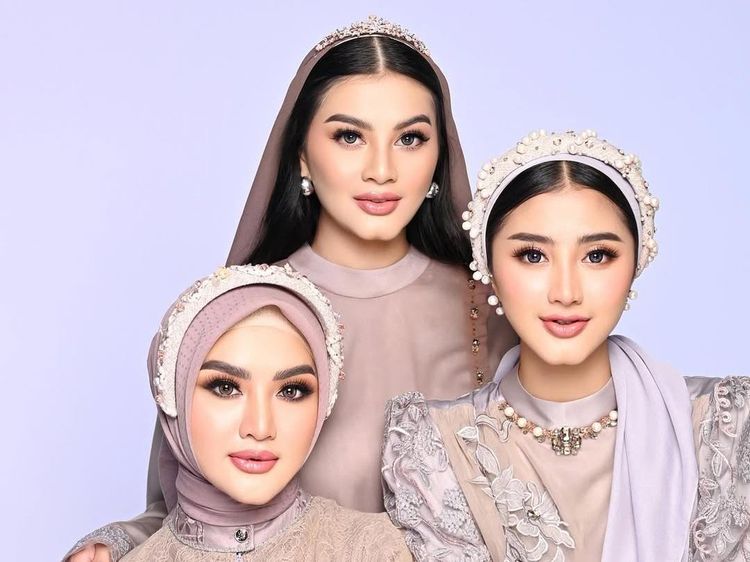 7 Pesona Ghea Youbi dan 2 Kakak yang Punya Dagu Belah, Kecantikannya Unik