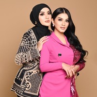 Dua kakak Ghea Youbi, Gina Youbi dan Gita Youbi juga memiliki dagu belah yang jelas terlihat. Fitur ini didapat secara alami, bukan operasi plastik. Foto: Instagram/@gheayoubi