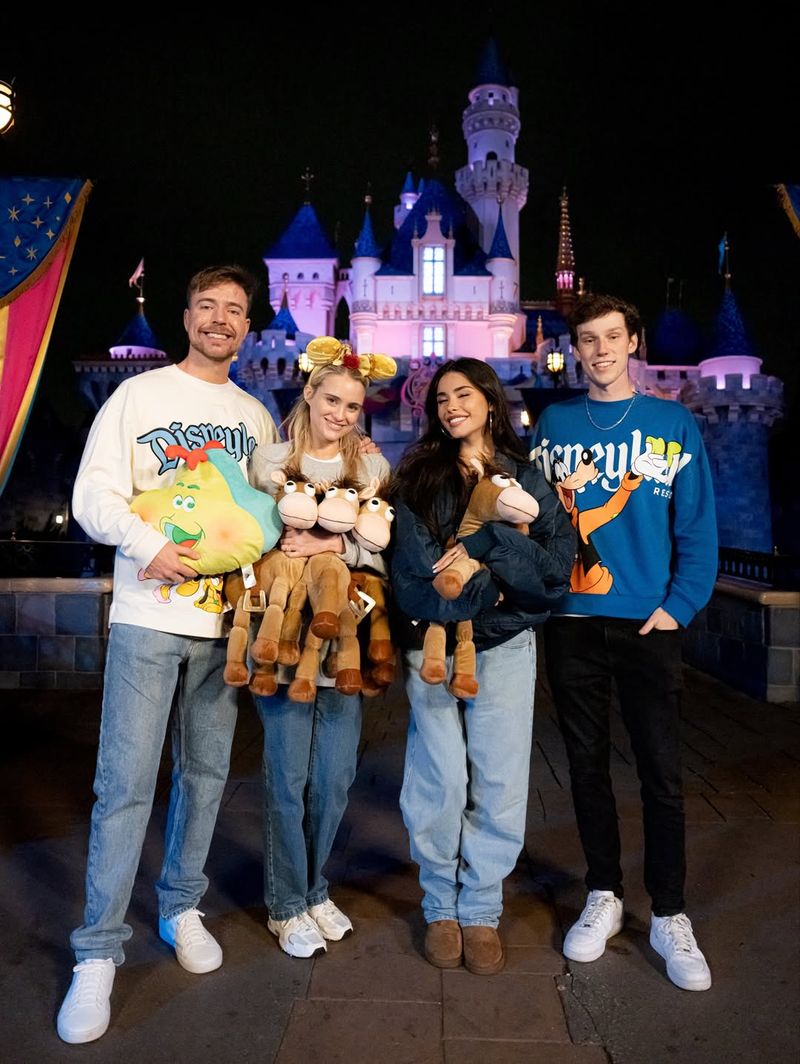 YouTuber MrBeast sewa Disneyland untuk kencan semalam.