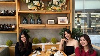 Terakhir ada momen Casen saat hangout bersama sahabat-sahabatnya di sebuah restoran Jepang yang ada di PIK. Foto: Instagram @cesenly