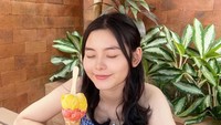 Posenya saat menikmati dessert ini tak kalah mencuri perhatian. Ia menikmati gelato yang disajikan dalam cone. Foto: Instagram @cesenly