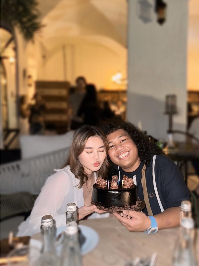10 Momen Casen, Istri Marshel Widianto Saat Makan Steak dan Gelato 10 Momen Casen, Istri Marshel Widianto Saat Makan Steak dan Gelato