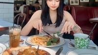 Agaknya, wanita kelahiran 15 Juni 1999 memang doyan makan steak. Ini momen lain saat ia menikmati steak dengan kentang goreng. Foto: Instagram @cesenly