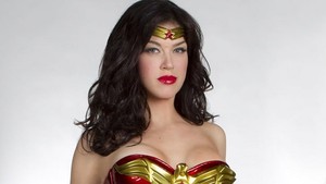 Adrianne Palicki (2011): CEO Themyscira yang gagal tayang. Warner Bros sempat bikin pilot serial TV Wonder Woman yang dibintangi Adrianne Palicki. Konsepnya cukup unik, Diana di sini adalah CEO dari perusahaan bernama Themyscira Industries. Di balik layar perusahaan itu, dia juga beraksi sebagai Wonder Woman. Tapi, episode ini gak pernah ditayangkan. Foto: Dok Warner Bros.