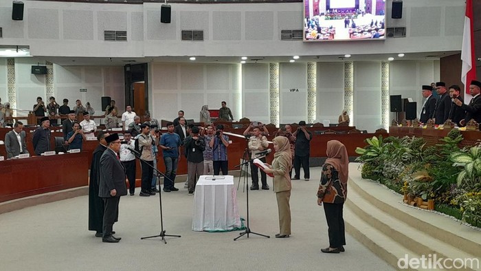 Agustinus Zega dilantik sebagai anggota DPRD Sumut (Nizar Aldi/detikSumut)