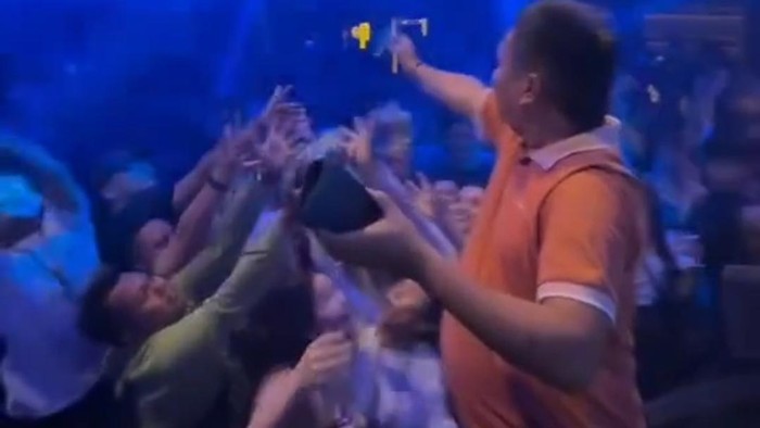 Aksi Kepala Desa Karangsari saat sawer di klub malam