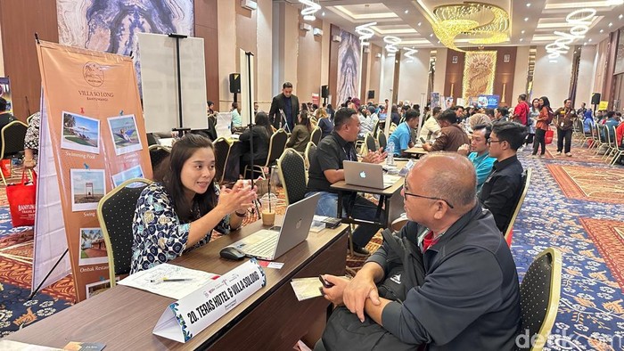 Aktivitas transaksi antara buyer dan seller dalam Banyuwangi Travel Mart di Grand Harvest Villa and Resort Banyuwangi.