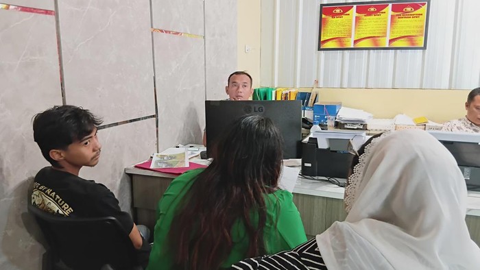 Amal Burga (22) melapor polisi usai kunci mobil yang dipakainya dirampas DC.