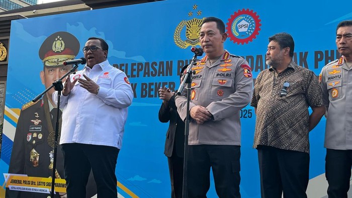 Andi Gani Nena Wea bicara didampingi Kapolri Jenderal Listyo Sigit Prabowo
