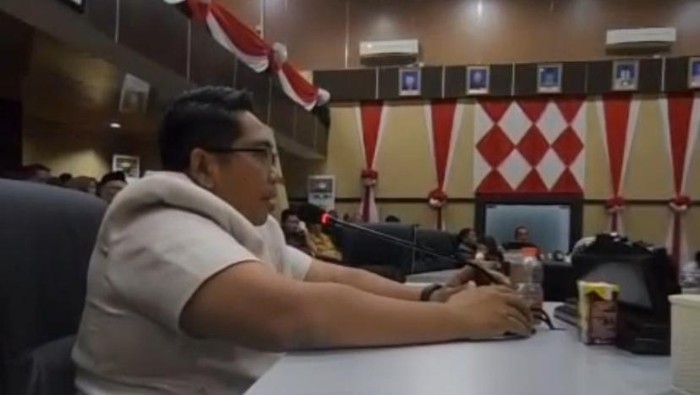 Anggota DPRD Partai Gelora Asy’ari Abdullah mendesak pemkot mempercepat penyerahan SK PPP dalam rapat paripurna.