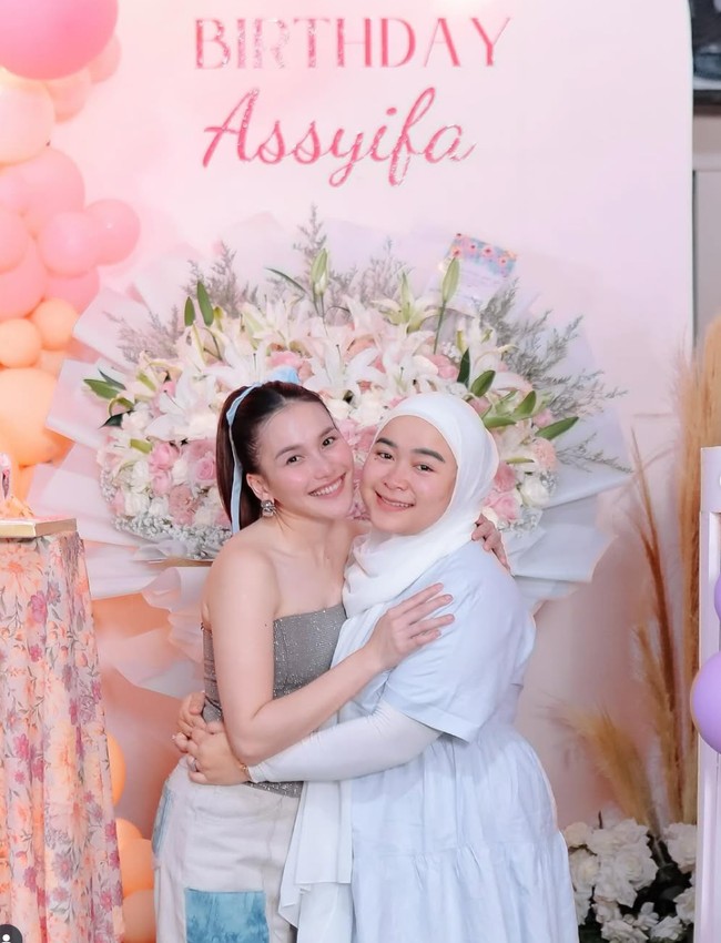 Adik Ayu Ting Ting, Assyifa baru saja berulang tahun yang ke-28 pada 11 Juni 2025. Merayakan hari spesialnya itu Ayu menyiapkan kejutan pesta ulang tahun untung sang adik. Foto: Instagram/@ayutingting92
