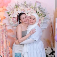 Adik Ayu Ting Ting, Assyifa baru saja berulang tahun yang ke-28 pada 11 Juni 2025. Merayakan hari spesialnya itu Ayu menyiapkan kejutan pesta ulang tahun untung sang adik. Foto: Instagram/@ayutingting92