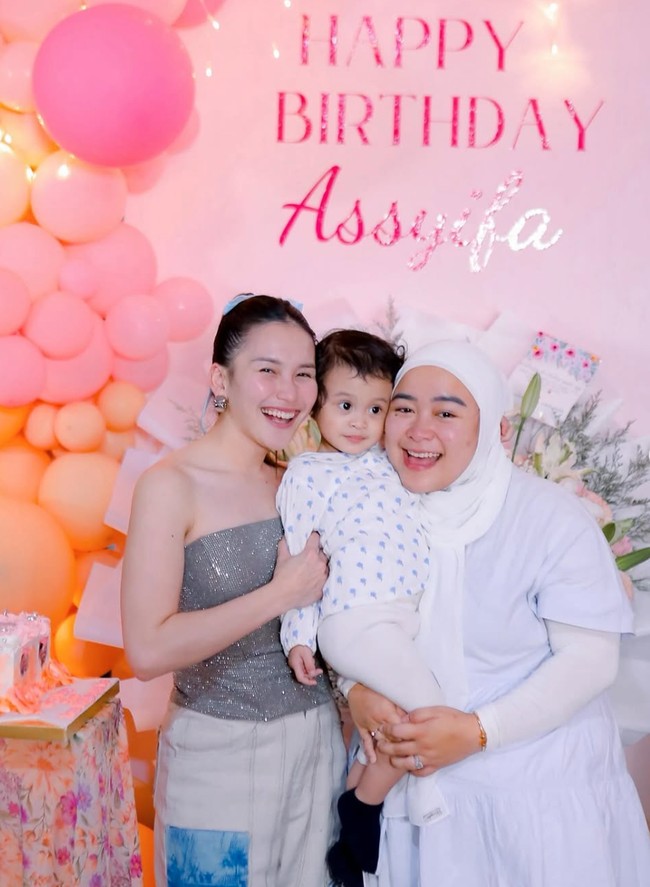 Di keterangan unggahannya Ayu juga menuliskan pesan menyentuh untuk Syifa. Happy birthday adek teteh tersayang yg paling manis, botoh @syifaasyifaaa yg paling selalu teteh andalkan. Semoga sehat selalu, panjang umur, banyak rezeki, selalu jadi ibu dan istri yg terbaik, selalu bahagia trs, selalu sayang teteh, iqis, ayah, ibu ya badut syg keluarga trs hhehehe…..jgn cepet ngemput mulu, semangat trs olahraganya, pokoknya doa terbaik selalu buat adek teteh yg montok. Semoga happy y dek surprise kecil dari kita….we luv u so much, tulisnya. Foto: Instagram/@ayutingting92
