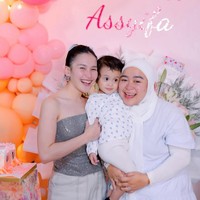 Di keterangan unggahannya Ayu juga menuliskan pesan menyentuh untuk Syifa. Happy birthday adek teteh tersayang yg paling manis, botoh @syifaasyifaaa yg paling selalu teteh andalkan. Semoga sehat selalu, panjang umur, banyak rezeki, selalu jadi ibu dan istri yg terbaik, selalu bahagia trs, selalu sayang teteh, iqis, ayah, ibu ya badut syg keluarga trs hhehehe…..jgn cepet ngemput mulu, semangat trs olahraganya, pokoknya doa terbaik selalu buat adek teteh yg montok. Semoga happy y dek surprise kecil dari kita….we luv u so much, tulisnya. Foto: Instagram/@ayutingting92