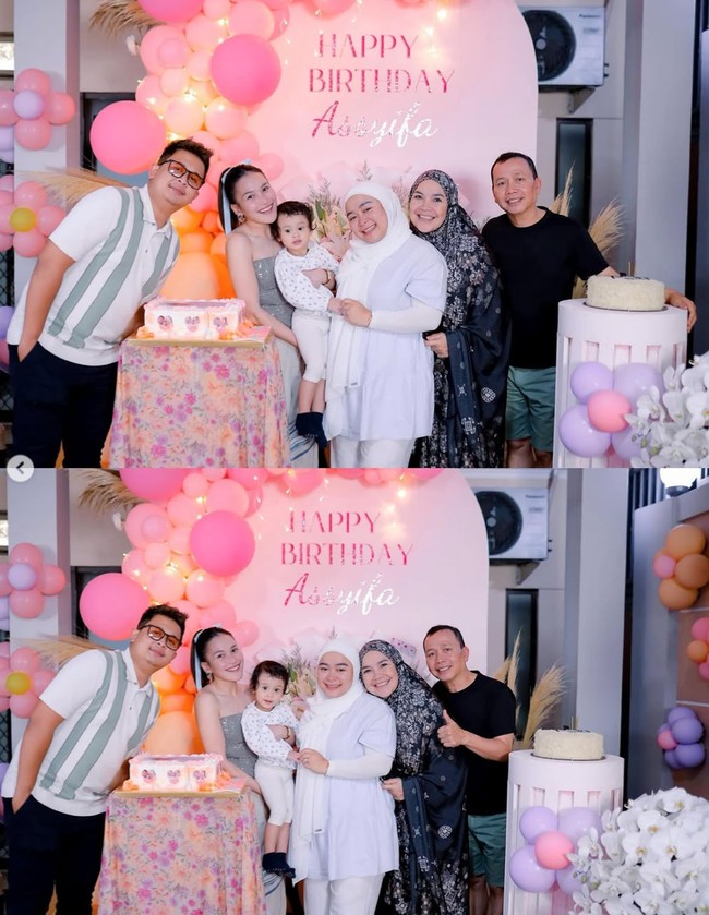 Keluarga besar Ayu turut hadir dan berpose bersama di depan dekorasi backdrop bernuansa pink. Juga terlihat 2 buah kue ulang tahun yang sudah disiapkan untuk Syifa. Foto: Instagram/@ayutingting92