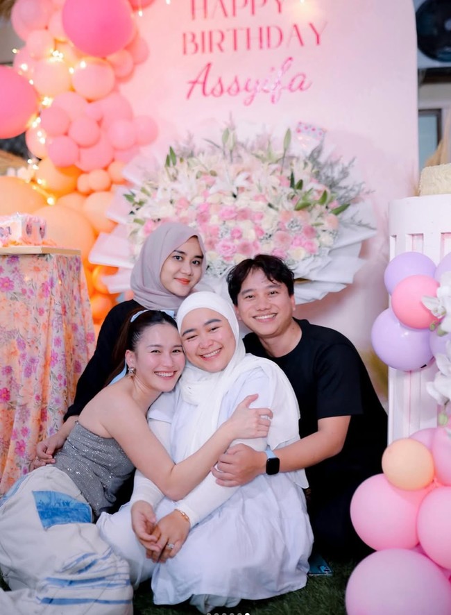 Dari foto yang dibagikan terlihat Ayu mengenakan atasan model kemben berwarna abu-abu. Penampilannya itu dipadukan dengan bawahan panjang bermotif. Sementara rambutnya tampak simpel terikat satu ke belakang. Foto: Instagram/@ayutingting92