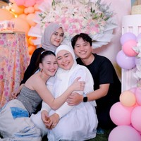 Dari foto yang dibagikan terlihat Ayu mengenakan atasan model kemben berwarna abu-abu. Penampilannya itu dipadukan dengan bawahan panjang bermotif. Sementara rambutnya tampak simpel terikat satu ke belakang. Foto: Instagram/@ayutingting92