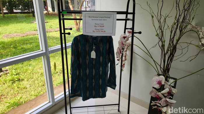 Baju sutera yang dilelang KPK laku di harga Rp 5 jutaan. (Adrial Akbar/detikcom).