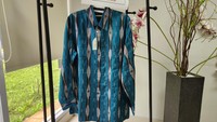 Baju sutra itu bermotif biru, hitam dan abu. Baju ini bermodel lengan panjang. (Adrial Akbar/detikcom).